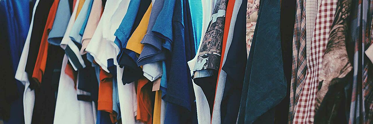 Bild einer Kleiderstange mit bunten Shirts